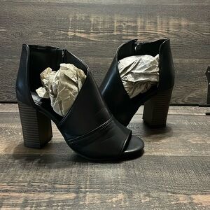 NEW NWOB OPEN TOE BOOTIES BLACK 7.5